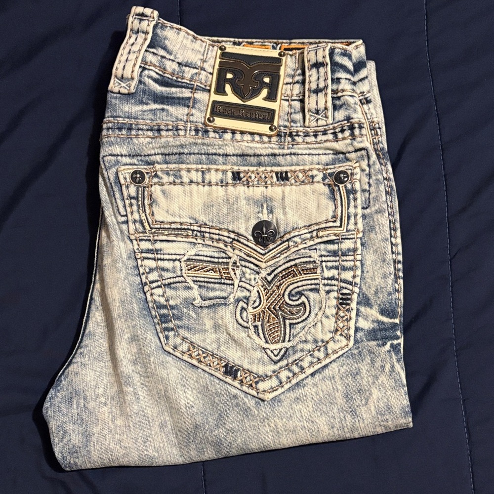 Men’s Rock Revival Light Wash Jeans with Embroidered Back Pocket